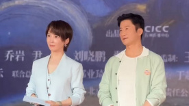 12岁女孩穿比基尼跳舞